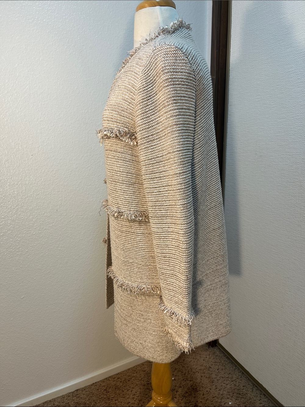 Chico’s Size 1 Beige Textured Knit Frayed Trim Open Front Cardigan Size 8 - Picture 5 of 9